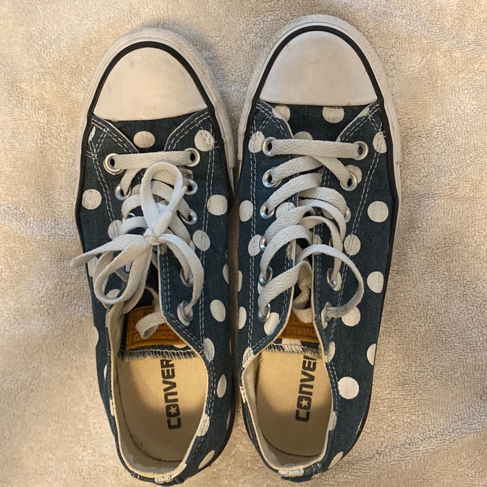 Converse blue and white polka dot tennis shoes